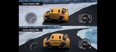 Podzielony ekran gry samochodowej z żółtym samochodem na zaśnieżonym torze. U góry obraz z wyłączonym trybem Gra, u dołu z włączonym