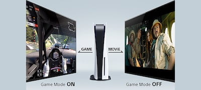 Dwa obrazy na ekranie, jeden z włączonym, a drugi z wyłączonym trybem Auto Genre Picture Mode. Pośrodku konsola PS5