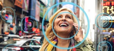 Zdjęcie kobiety na ulicy rozmawiającej przez telefon komórkowy