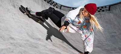 Zdjęcie kobiety na skateboardzie w skate parku