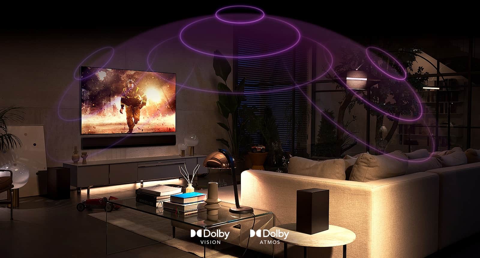 Zdjęcie telewizora LG OLED w pokoju przedstawiającego scenę z filmu akcji. Fale dźwiękowe tworzą kopułę między kanapą i telewizorem, przedstawiając wciągający dźwięk przestrzenny.