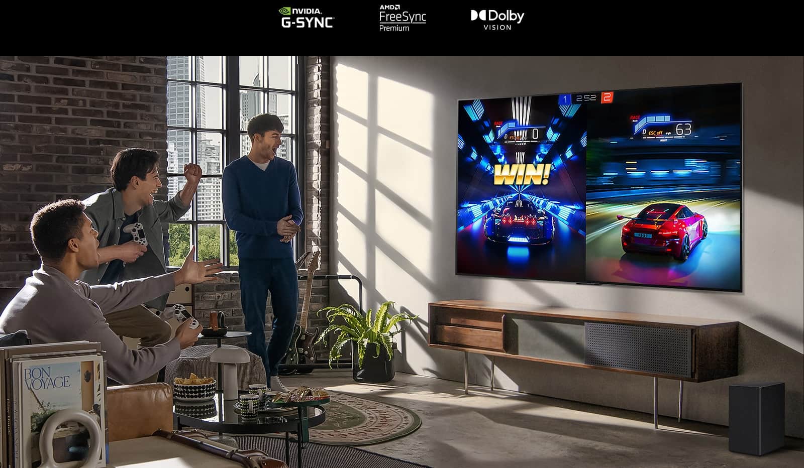 Zdjęcie trzech mężczyzn grających w grę wyścigową na telewizorze LG OLED w nowoczesnym mieszkaniu miejskim.